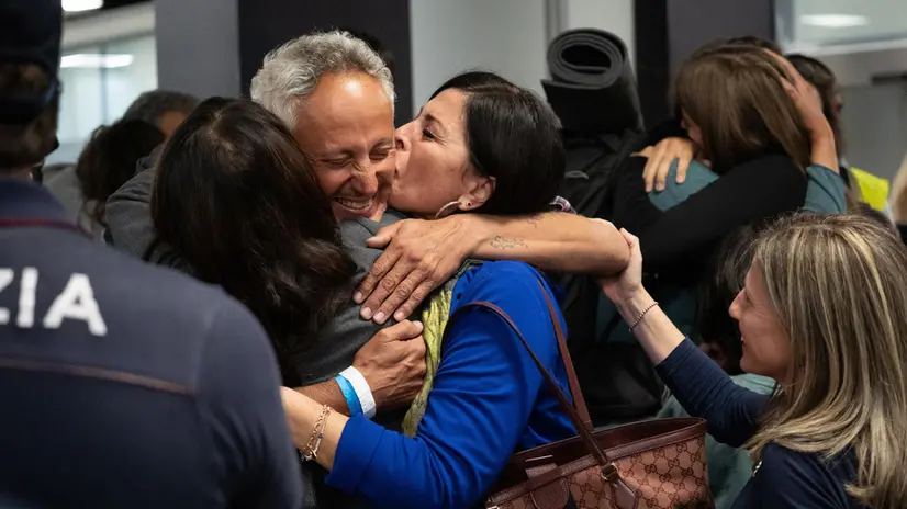 Nella foto Marco Croatti accolto a Fiumicino dai suoi familiari. Fiumicino, 3 Ottobre 2025. ANSA/TELENEWS