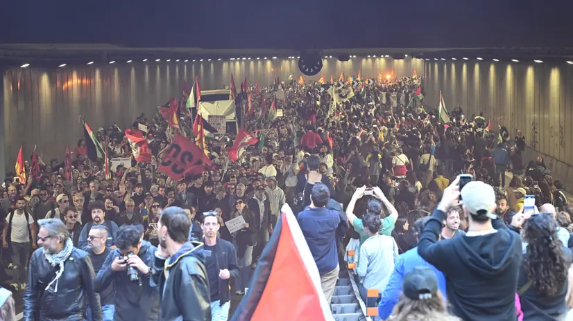 Un momento della manifestazione per lo sciopero generale per Gaza a Roma, 3 ottobre 2025. ANSA/MAURIZIO BRAMBATTI