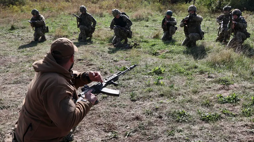 epa12408716 A handout picture made available by the press service of the 65th Separate Mechanised Brigade of Ukrainian Armed Forces shows servicemen of the 65th Separate Mechanised Brigade attending their tactical training at an undisclosed place in the Zaporizhzhia region, Ukraine, 26 September 2025, amid the ongoing Russian invasion. Russian troops entered Ukrainian territory on 24 February 2022, starting a conflict that has provoked destruction and a humanitarian crisis. EPA/Press service of the 65th Mechanized Brigade HANDOUT HANDOUT HANDOUT EDITORIAL USE ONLY/NO SALES