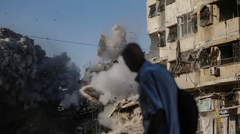 epa12428096 Smoke rises at the Al Harazin building following an air strike during an Israeli military operation in Gaza City, Gaza Strip, 03 October 2025. More than 66,000 Palestinians have been killed in the Gaza Strip since October 2023, according to the Palestinian Ministry of Health, and about 1,200 Israelis have been killed since the launch of an Israeli military campaign in response to a cross-border attack by Hamas on 07 October 2023. EPA/MOHAMMED SABER