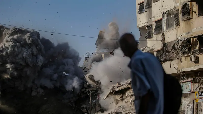 epa12428095 Smoke rises at the Al Harazin building following an air strike during an Israeli military operation in Gaza City, Gaza Strip, 03 October 2025. More than 66,000 Palestinians have been killed in the Gaza Strip since October 2023, according to the Palestinian Ministry of Health, and about 1,200 Israelis have been killed since the launch of an Israeli military campaign in response to a cross-border attack by Hamas on 07 October 2023. EPA/MOHAMMED SABER