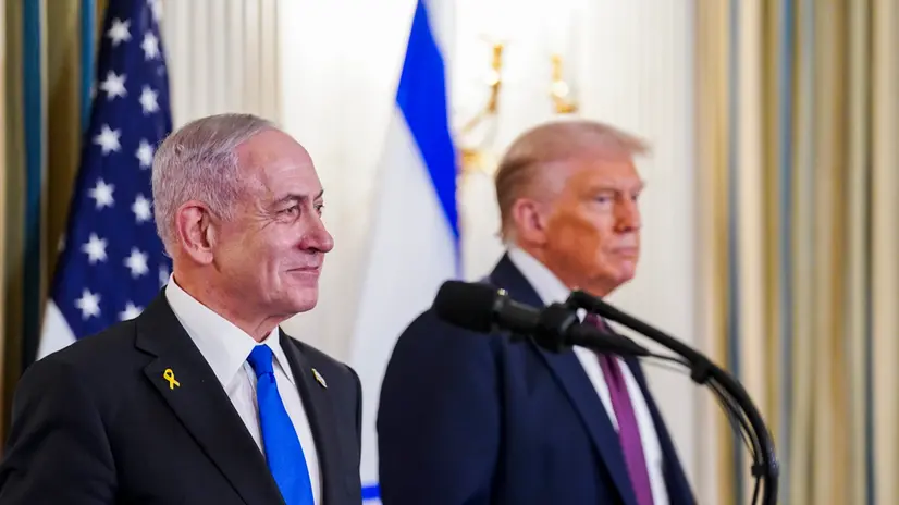 epa12415342 US President Donald Trump (R) and Israeli Prime Minister Benjamin Netanyahu (L) participate in a joint press conference in the State Dining Room of the White House in Washington, DC, USA, 29 September 2025. In their Oval Office meeting, Trump pressed Netanyahu to accept a peace deal to end Israel’s on-going war in Gaza, and for Hamas to free their remaining hostages. EPA/WILL OLIVER / POOL