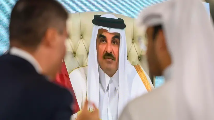 epaselect epa12380064 Journalists watch a speech by Qatar's Emir Sheikh Tamim bin Hamad Al-Thani on a screen at the media centre during the opening of the emergency Arab-Islamic summit to discuss the Israeli attack on Qatar in Doha, Qatar, 15 September 2025. EPA/NOUSHAD THEKKAYIL