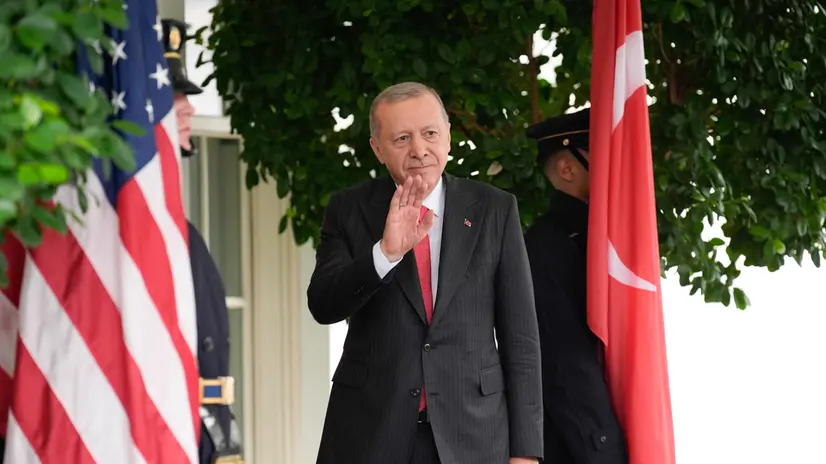 epa12405052 Turkish President Recep Tayyip Erdogan (C) waves as he is welcomed to the White House, in Washington, DC, USA, 25 September 2025. EPA/YURI GRIPAS / POOL