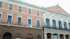 (ANSA) - BARI, 7 NOV - Il Palazzo di Città, sede del Comune di Bari, e il Teatro comunale Piccinni.