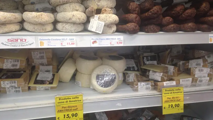 Sono in vendita nel supermercato vaticano, la cosiddetta Annona, prodotti alimentari provenienti dalle zone terremotate dell'Italia Centrale ed in particolare da Amatrice, colpita dal violento sisma del 24 agosto. All'ingresso del supermercato cui hanno accesso religiosi e dipendenti vaticani e dove è possibile acquistare solo con tesserino, alcuni cartelli segnalano l'iniziativa di solidarietà: "Qui si vendono prodotti di Amatrice", Città del Vaticano (Roma), 31 Gennaio 2017. ANSA