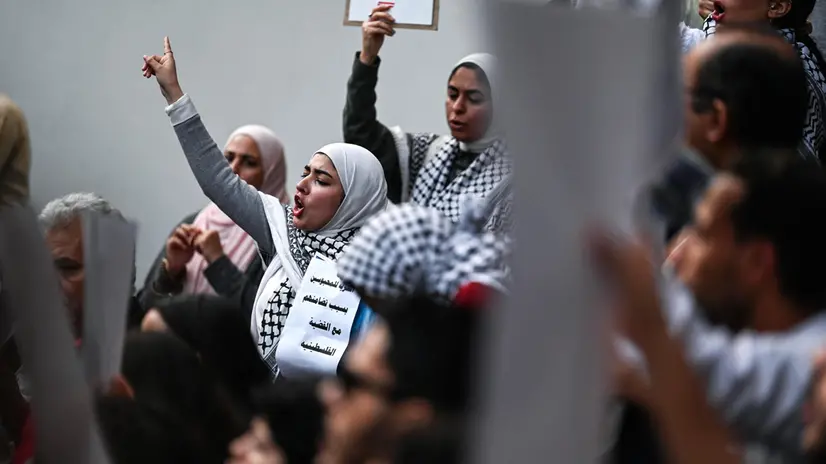 epa12033520 People take part in a protest in support of the Palestinian people and against the ongoing conflict in the Gaza Strip and the internal displacement of its population, outside the Journalists Syndicate in Cairo, Egypt, 15 April 2025. More than 50,900 Palestinians have been killed in the Gaza Strip, according to the Palestinian Ministry of Health, since Israel launched a military campaign in the strip in response to a cross-border attack led by the Palestinian militant group Hamas on 07 October 2023, in which about 1,200 Israelis were killed and more than 250 taken hostage. EPA/MOHAMED HOSSAM