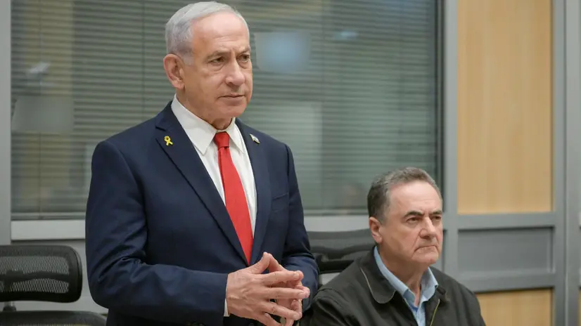 Il primo ministro israeliano Benjamin Netanyahu dal centro di comando nella Kirya, il ministero della Difesa a Tel Aviv, con il ministro della Difesa Israel Katz, 16 settembre 2025. ANSA/UFFICIO STAMPA NETANYAHU +++ +++ ANSA PROVIDES ACCESS TO THIS HANDOUT PHOTO TO BE USED SOLELY TO ILLUSTRATE NEWS REPORTING OR COMMENTARY ON THE FACTS OR EVENTS DEPICTED IN THIS IMAGE - NO ARCHIVING - NO LICENSING - NPK +++