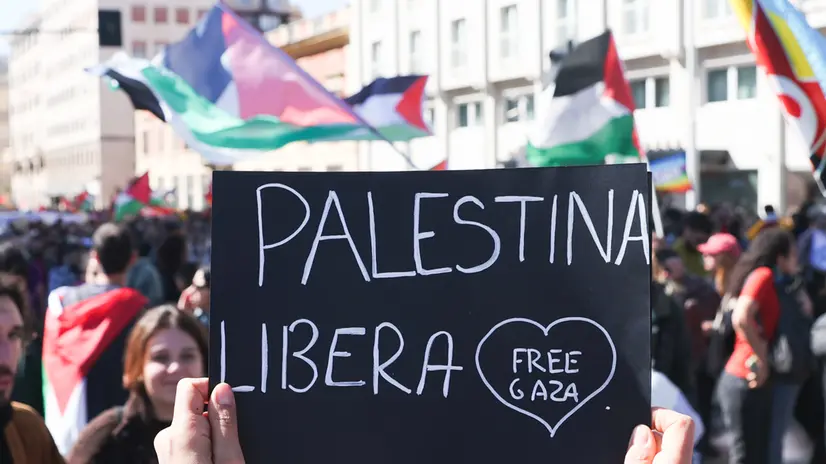 I manifestanti marciano chiedendo il rilascio della Global Sumud Flotilla (GSF), dopo che le sue navi sono state intercettate dalle forze israeliane, nel giorno dello sciopero generale a Roma, Italia, 3 ottobre 2025. ANSA/Emanuele Valeri