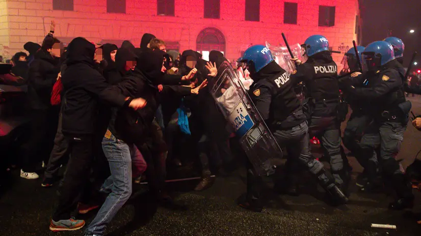 Scontri tra manifestanti e forze dell’ordine durante la manifestazione per Ramy Elgaml, nel quartiere di San Lorenzo, Roma, 11 gennaio 2025. ANSA/ANGELO CARCONI
