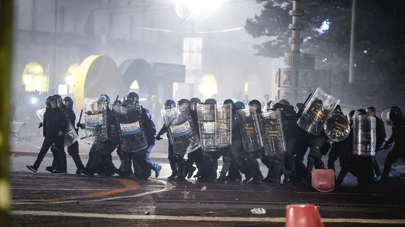 Scontri tra polizia e manifestanti pro Palestina in solidarietà per la Flotilla e il popolo di Gaza davanti Prefettura in piazza Castello. Torino 03 ottobre 2025 ANSA/TINO ROMANO