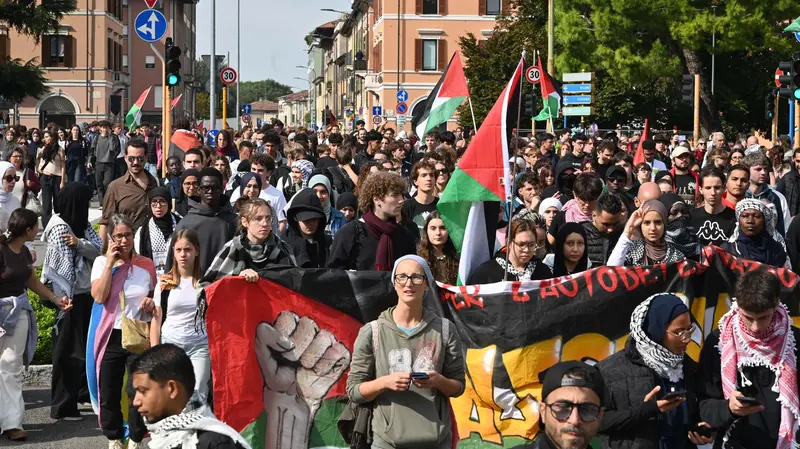 Il corteo pro Flotilla per le vie di Brescia - Foto Gabriele Strada Neg © www.giornaledibrescia.it