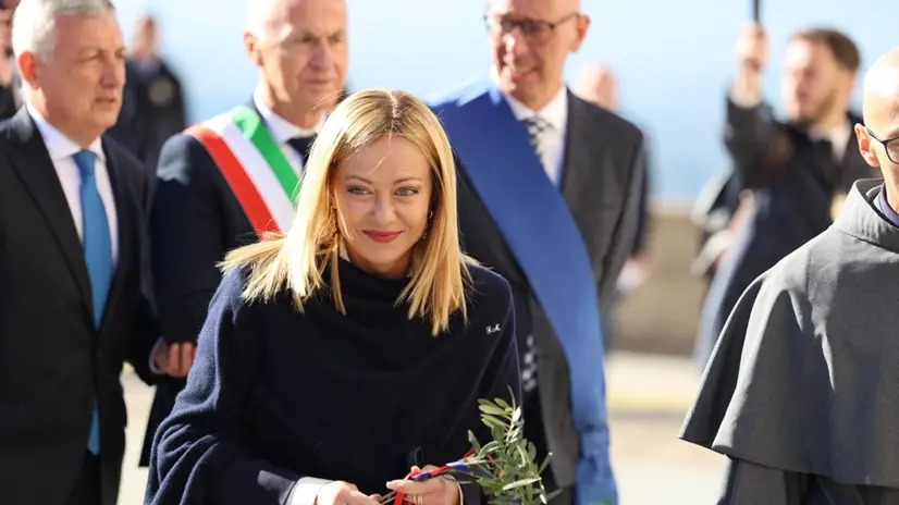La presidente del Consiglio Giorgia Meloni è arrivata ad Assisi per partecipare alle celebrazioni della festa di San Francesco, Patrono d'Italia. Lo ha fatto con un ramoscello d'ulivo in mano. Accolta dalla presidente della Regione Umbria, Stefania Proietti, dal custode del Sacro Convento, fra Marco Moroni, e dai frati della comunità francescana, Assisi 4 ottobre 2025. ANSA/Gianluigi Basilietti