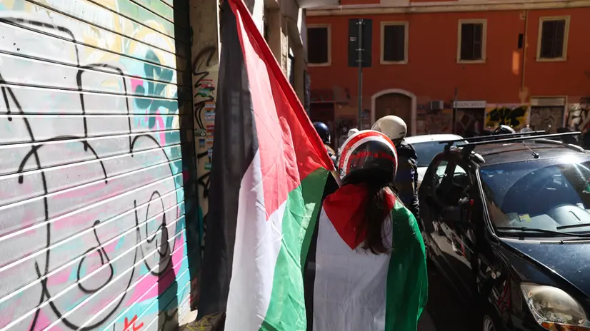 Da San Lorenzo, alcuni manifestanti per la Palestina libera, si sono radunati per raggiungere Piazzale Ostiense in motorino. 4 ottobre 2025, Roma. ANSA/Emanuele Valeri
