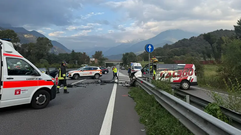 Incidente sulla SS42 a Esine tra un'auto e un furgone
