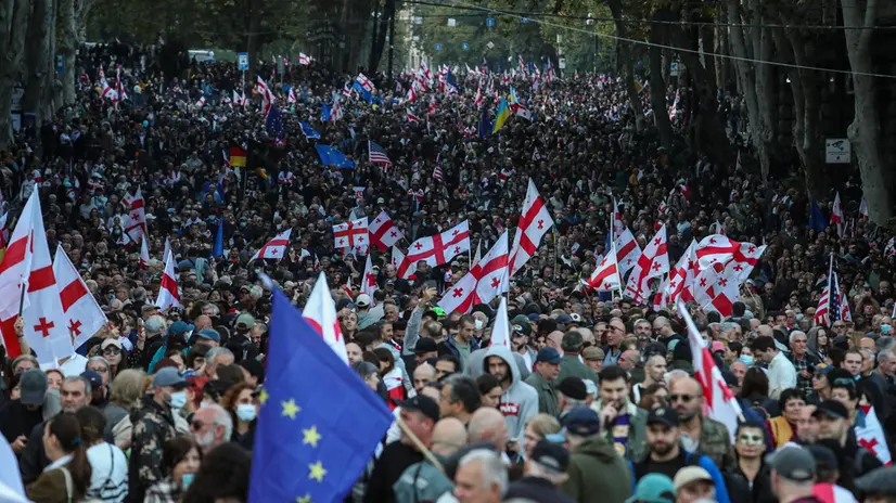 epa12430326 Georgian opposition party supporters attend a rally during local elections in Tbilisi, Georgia, 04 October 2025. Elections to local governments are held in Georgia on 04 October, where members of municipal meetings and 64 mayors of cities will be elected. More than 3.5 million voters will be able to take part in the elections. EPA/DAVID MDZINARISHVILI