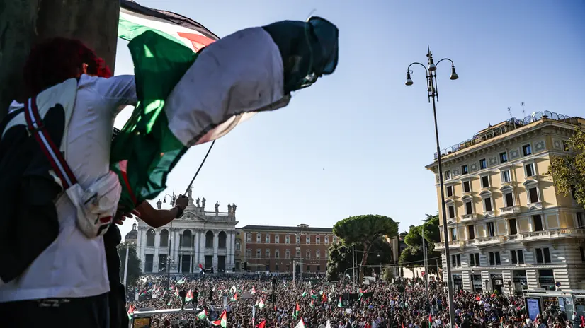 Piazza San Giovanni gremita per la Manifestazione Pro Palestina di Roma. Roma, 4 ottobre 2025. ANSA/Emanuele Valeri