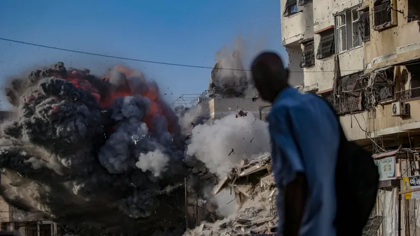 epa12428093 Smoke rises at the Al Harazin building following an air strike during an Israeli military operation in Gaza City, Gaza Strip, 03 October 2025. More than 66,000 Palestinians have been killed in the Gaza Strip since October 2023, according to the Palestinian Ministry of Health, and about 1,200 Israelis have been killed since the launch of an Israeli military campaign in response to a cross-border attack by Hamas on 07 October 2023. EPA/MOHAMMED SABER