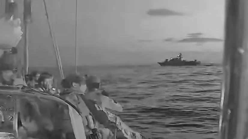 In un frame del video pubblicato sui social della Global Sumud Flotilla, il momento in cui le forze navali israeliane hanno abbordato la nave Oxygono in viaggio, insieme a altre imbarcazioni, per portare aiuti umanitari a Gaza, Roma 2 ottobre 2025. +++ USARE SOLO PER ILLUSTRARE OGGI LA NOTIZIA INDICATA NEL TITOLO - NON ARCHIVIARE – FOTO NON IN VENDITA - DA USARE SOLO PER FINI GIORNALISTICI - NPK+++
