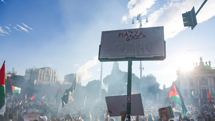 Migliaia di partecipanti alla Manifestazione Pro Palestina di Roma. Roma, 4 ottobre 2025. ANSA/Emanuele Valeri