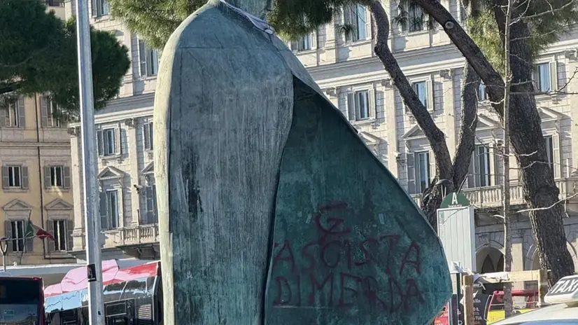 Imbrattata la statua di Papa Giovanni Paolo II nei pressi della stazione Termini a Roma con la scritta "fascista di m…" e il simbolo della falce e martello, 04 ottobre 2025. ANSA/US CARABINIERI +++FOTO DIFFUSA DALL'UFFICIO STAMPA - USARE SOLO PER ILLUSTRARE OGGI LA NOTIZIA INDICATA NEL TITOLO - NON ARCHIVIARE - NON VENDERE - NON USARE PER FINI NON GIORNALISTICI - NPK+++