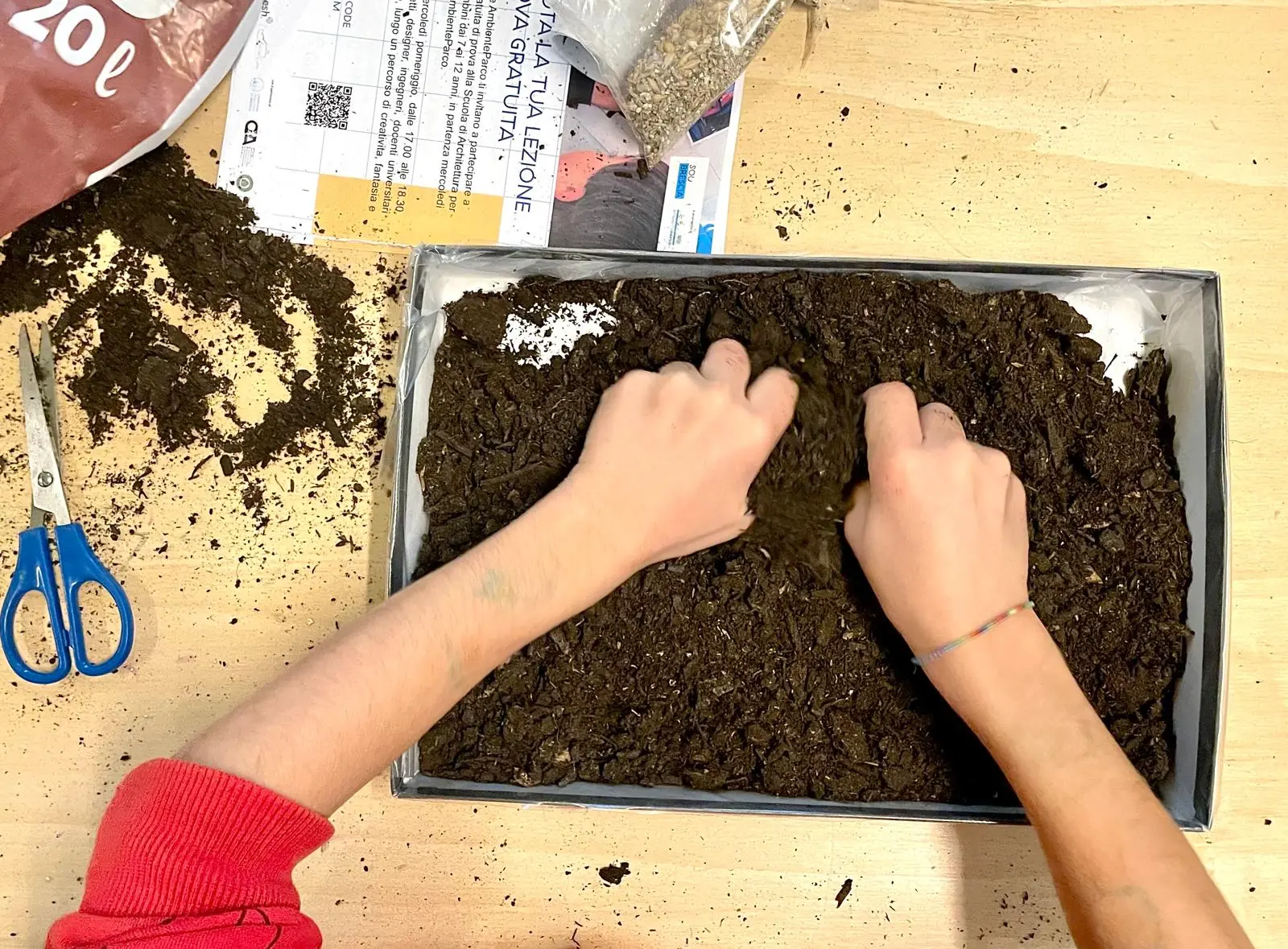 Al Parco dell’Acqua i bambini affondano le mani nella terra e piantano semi