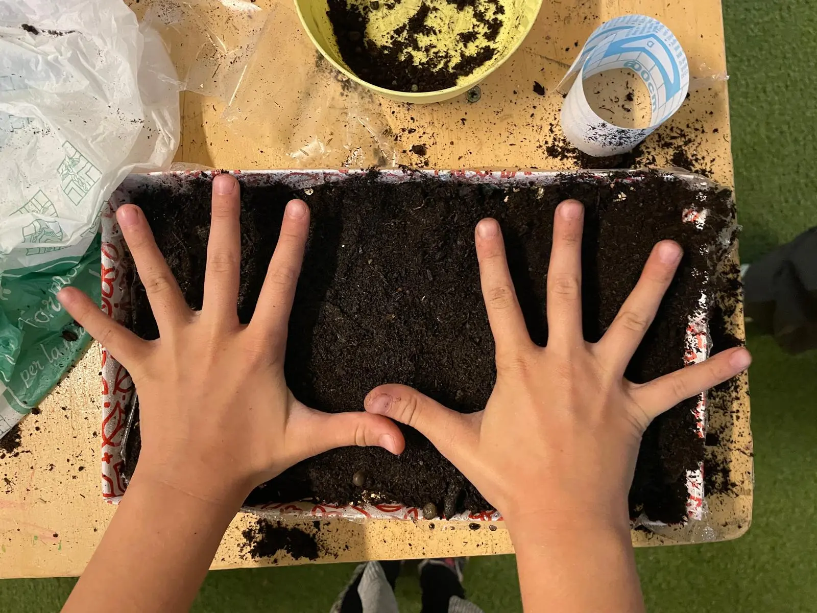 Al Parco dell’Acqua i bambini affondano le mani nella terra e piantano semi