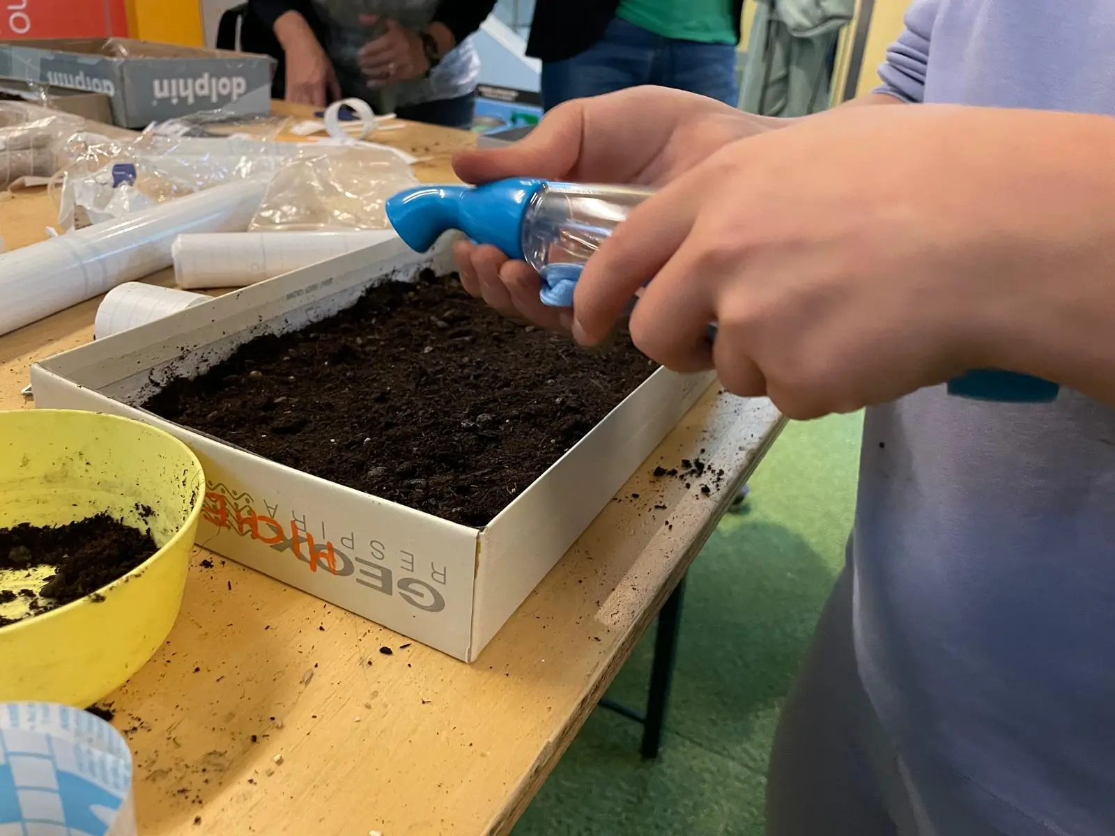 Al Parco dell’Acqua i bambini affondano le mani nella terra e piantano semi