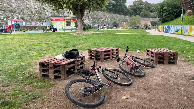 Bambini e adolescenti si divertono al parco - © www.giornaledibrescia.it