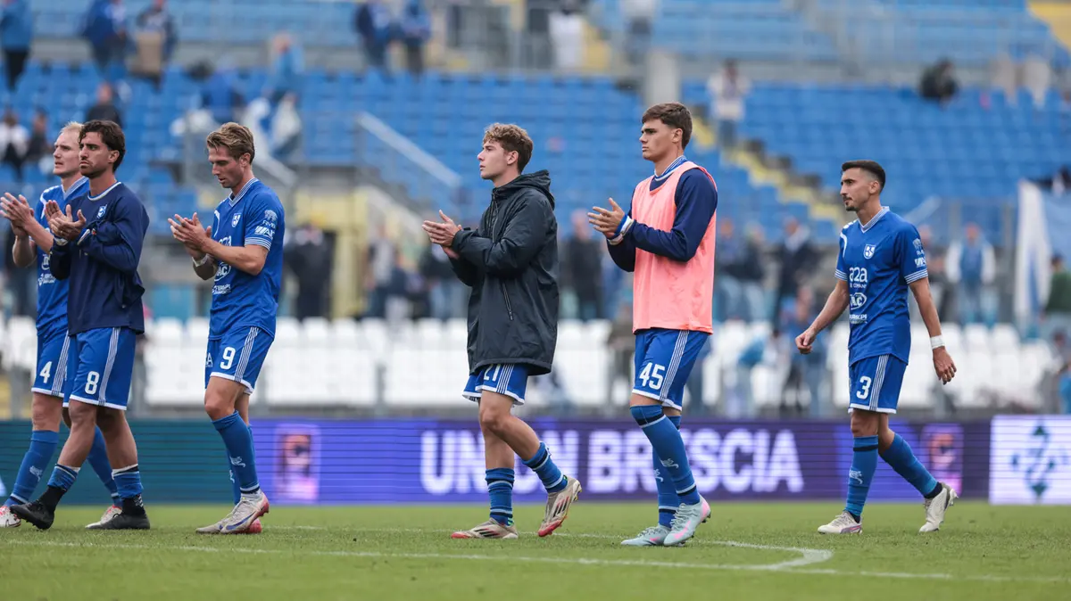 Applausi e qualche fischio a fine gara per l'Union Brescia - Foto New Reporter Comincini © www.giornaledibrescia.it