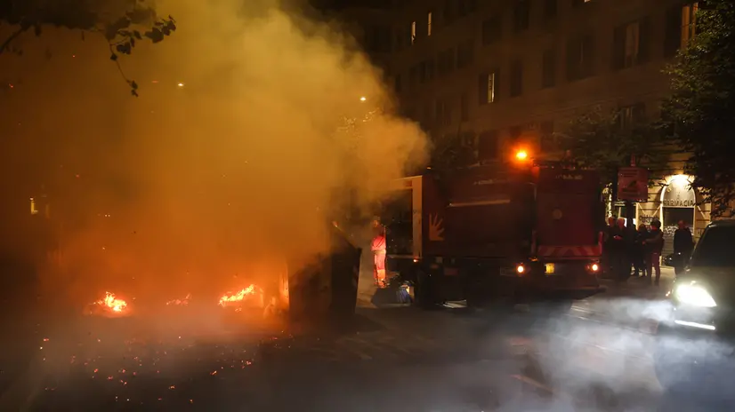 Auto incendiate e cassonetti a fuoco in Piazza Vittorio a Roma dopo il corteo Pro Palestina. Roma 04 ottobre 2025. ANSA/EManuele Valeri