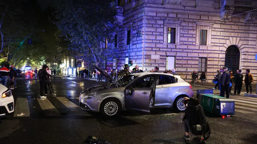 Auto incendiate e cassonetti a fuoco in Piazza Vittorio a Roma dopo il corteo Pro Palestina. Roma 04 ottobre 2025. ANSA/EManuele Valeri