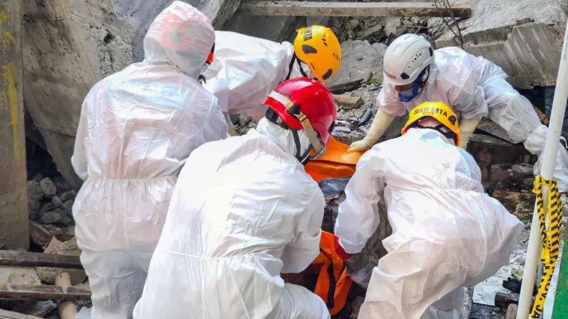 epa12426550 A handout photo made available by Indonesian National Search and Rescue Agency (BASARNAS) shows rescuers carrying the body of a victim from the rubble of a collapsed building at an Islamic boarding school in Sidoarjo, East Java, Indonesia, 03 October 2025. At least five people were killed and as many as 59 others are feared trapped after a prayer hall collapsed while students performing afternoon prayer at Al Khoziny Islamic boarding school in East Java. EPA/BASARNAS / HANDOUT BEST QUALITY AVAILABLEHANDOUT EDITORIAL USE ONLY/NO SALES