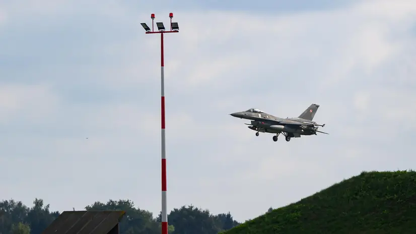 epa12369024 A Polish Air Force F-16 fighter jet is stationed at the 31st Tactical Air Base during a visit by Polish President Karol Naworcki (not pictured), Poznan - Krzesiny, Poland, 11 September 2025. The president's urgent visit to the Air base in Krzesiny is related to the violation of airspace by Russian drones. EPA/JAKUB KARCZMARCZYK POLAND OUT