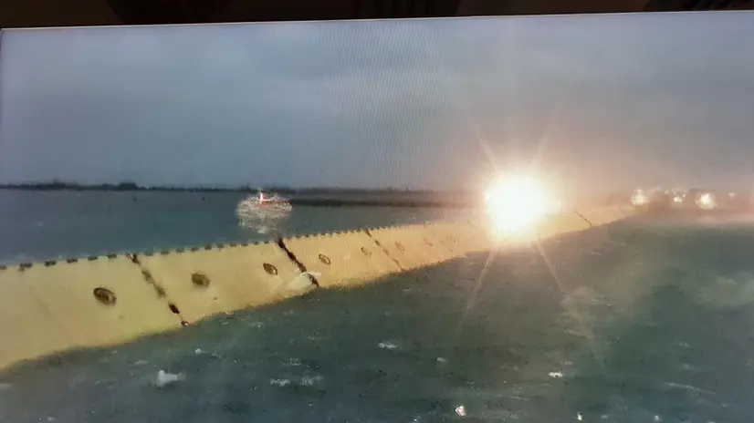 L'acqua alta a Venezia ha raggiunto i 173 centimetri sul medio mare in Adriatico alle ore 9.40 di oggi, ma è stata fermata con successo dalle paratie del Mose, in funzione dalle ore 2.00 di oggi, sulle tre bocche di porto. In laguna sono stati registrati, alla Punta della Dogana della Salute, solo 62 centimetri di marea. Senza il Mose l'82% della città storica sarebbe stato allagato, Venezia, 22 novembre 2022. ANSA/Uff stampa Commissario Mose +NO SALES - EDITORIAL USE ONLY+ NPK