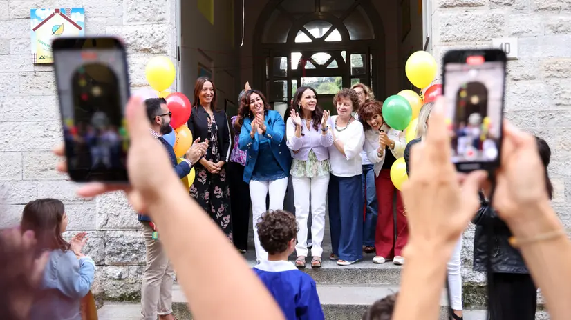 Le maestre accolgono all’ingresso della scuola Nazario Sauro di Como gli studenti per il primo giorno di scuola. Como 12 Settembre 2025 ANSA / MATTEO BAZZI