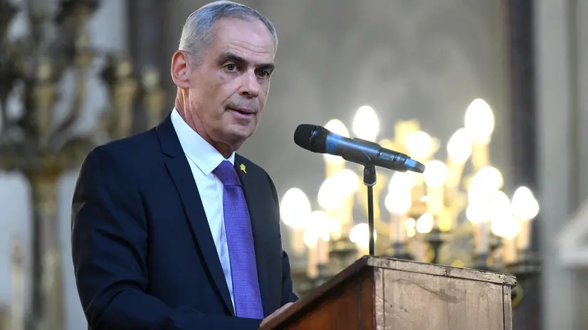 L'ambasciatore designato d'Israele in Italia, Jonathan Peled, durante la cerimonia commemorativa, a un anno dall’attentato terroristico del 7 ottobre in Israele, nel Tempio Maggiore di Roma, 07 ottobre 2024. ANSA/ETTORE FERRARI