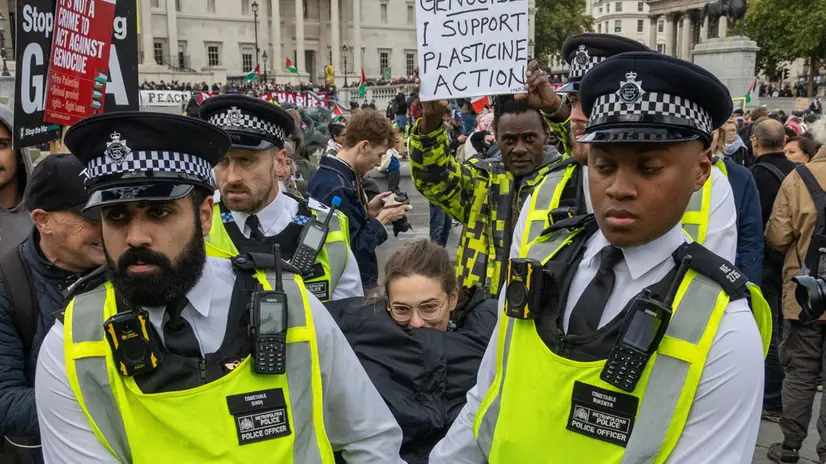 epa12430498 Police arrest supporters of the banned Palestine Action group who take part in a civil disobedience protest in Trafalgar Square in London, Britain, 04 October 2025. British police requested that organizers postpone the protest after the Manchester synagogue attack, but the request was refused. Palestine Action was designated a proscribed terrorist organization by the UK government on 05 July 2025. EPA/TAYFUN SALCI