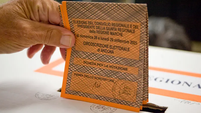 Il voto nelle Marche - Foto Ansa © www.giornaledibrescia.it