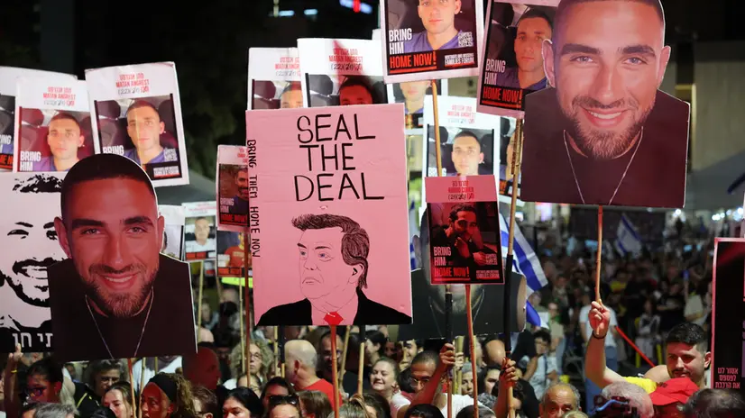 epa12430847 Supporters of families of Israeli hostages held by Hamas in Gaza participate in a protest, calling to stop the war and for the release of the hostages outside the Kirya military headquarters in Tel Aviv, Israel, 04 October 2025. The Prime Minister's Office has instructed the Israeli army to prepare for the implementation of the Trump plan and cease fire in Gaza following a 'positive' statement from Hamas. According to the Israeli army spokesperson, around 48 Israeli hostages remain in captivity in the Gaza Strip, including the bodies of at least 30 confirmed dead. EPA/ABIR SULTAN