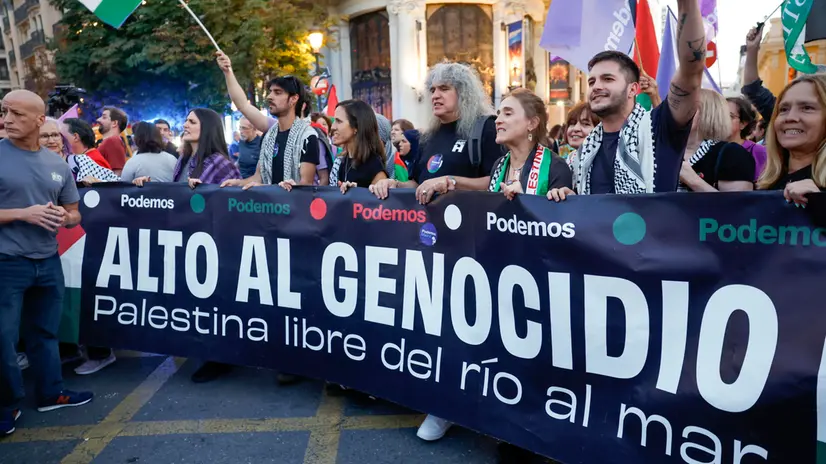epa12425234 Protesters attend a rally in support of the Palestinian people and the Global Sumud Flotilla (GSF) in Madrid, Spain, 02 October 2025. Israeli forces intercepted boats of the Gaza-bound flotilla carrying aid, preventing it from breaching the blockade and reaching the Gaza Strip, according to the Global Sumud Flotilla organizers. EPA/J.P. Gandul