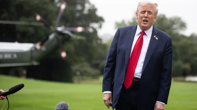 epa12418512 US President Donald Trump speaks with reporters on the South Lawn of the White House after disembarking from Marine One in Washington, 30 September 2025. EPA/FRANCIS CHUNG / POOL