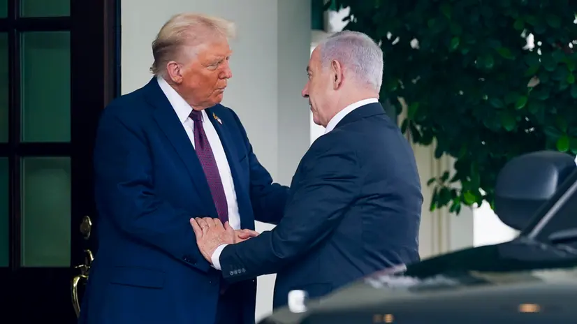 epa12414915 US President Donald Trump (L) greets Prime Minister of Israel Benjamin Netanyahu (R) as he arrives at the West Wing of the White House in Washington, DC, USA, 29 September 2025. President Trump and Prime Minister Netanyahu are due to meet in the Oval Office to discuss the peace process in Gaza and then participate in a joint press conference. EPA/WILL OLIVER / POOL