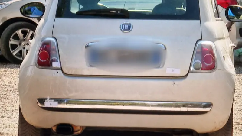 Una delle auto dopo la sparatoria - © www.giornaledibrescia.it