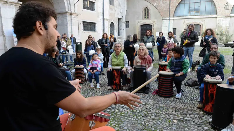 In Broletto la musica come pratica sociale - © www.giornaledibrescia.it