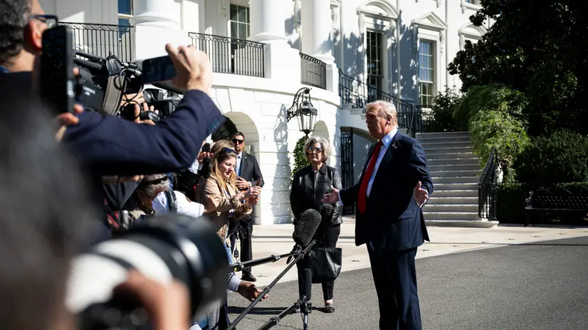 epa12433185 US President Donald Trump (R) speaks to members of the media on the South Lawn of the White House before boarding Marine One in Washington, DC, USA, 05 October 2025. Unions representing hundreds of thousands of federal workers have asked a US judge to immediately prevent the Trump administration from carrying out mass firings during the government shutdown while they press a legal challenge. EPA/GRAEME SLOAN / POOL