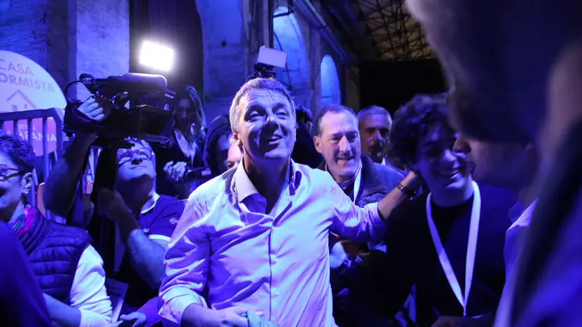 Matteo Renzi saluta tutti gli intervenuti con selfie e foto durante l’ultima giornata della kermesse politica ideata da Matteo Renzi alla ex Stazione Leopolda di Firenze “Leopolda 13 Vivaio Italia “Firenze 05 Ottobre 2025 ANSA/CLAUDIO GIOVANNINI
