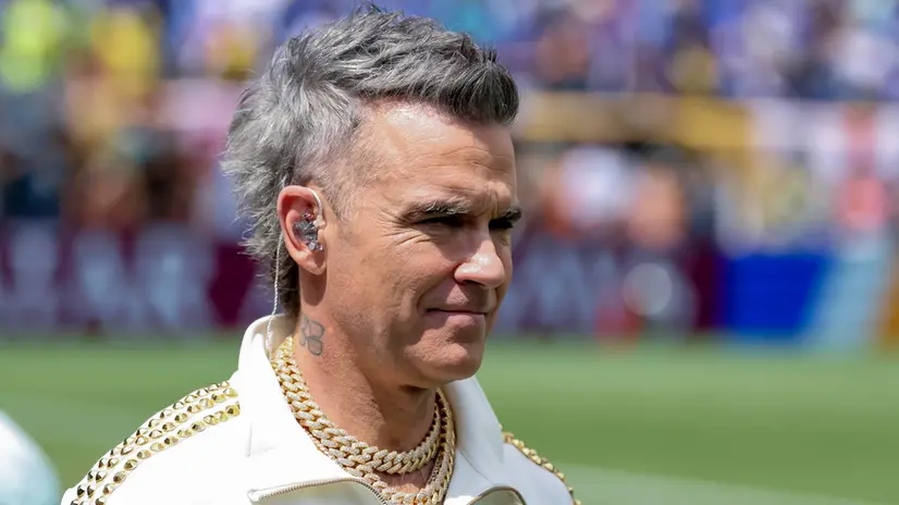 epa12236298 British singer Robbie Williams during pre match ceremonies for the FIFA Club World Cup 2025 Final match between Chelsea FC and Paris Saint-Germain, in East Rutherford, New Jersey, USA, 13 July 2025. EPA/JUSTIN LANE