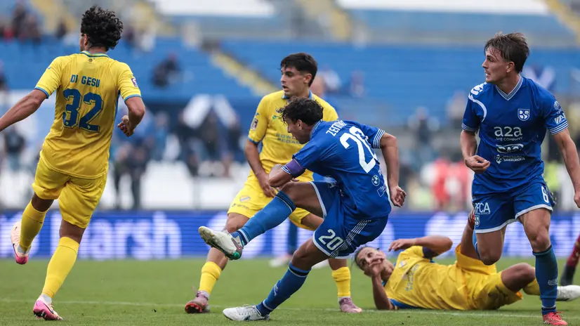Una conclusione di Zennaro nel match contro la Pergolettese - Foto New Reporter Comincini © www.giornaledibrescia.it