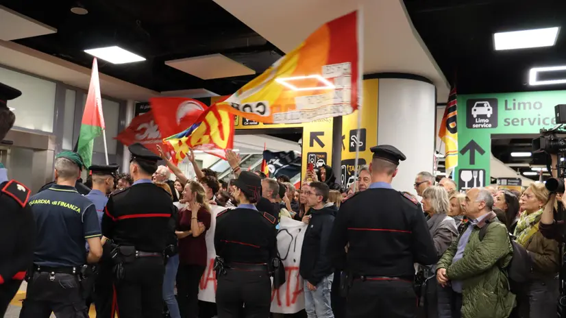 Un gruppo di 18 italiani dei 26 totali rilasciati dalle Autorità israeliane che facevano parte della Global Sumud Flotilla è arrivato verso le 23.30 all'aeroporto di Fiumicino con un volo della Turkish Airlines, 04 ottobre 2025. ///// A group of 18 Italians, out of a total of 26 released by the Israeli authorities who were part of the Global Sumud Flotilla, arrived at Fiumicino Airport on a Turkish Airlines flight around 11:30 p.m., Rome, Italy, 04 October 2025. ANSA/TELENEWS